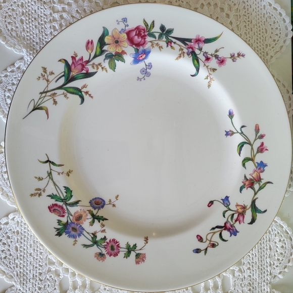 Pair of Wedgewood Devon Sprays Dinner Plates - Picture 2 of 5